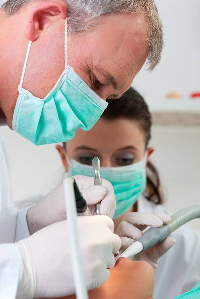 "Paziente con dentista - trattamento dentale
" - Foto, immagini