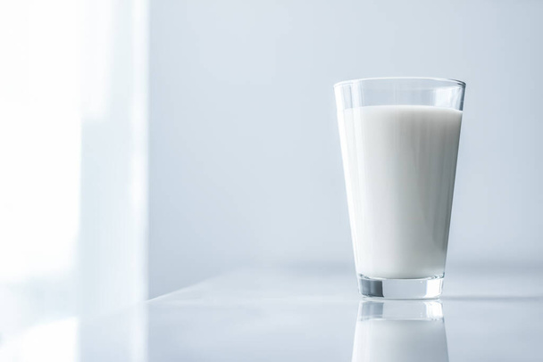 Światowy dzień mleka, pełne szkło na marmurowym stole  - Zdjęcie, obraz