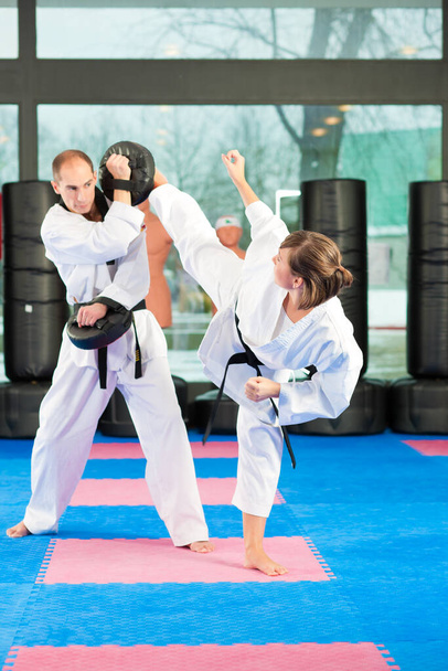 dwóch zawodników karate walczy na treningu. - Zdjęcie, obraz