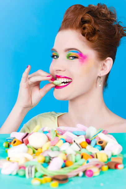 Κορίτσι με γλυκά καλούδια και γλυκά - Φωτογραφία, εικόνα