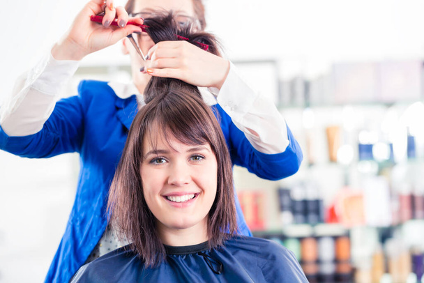 Peluquería corte de pelo mujer en la tienda
 - Foto, imagen