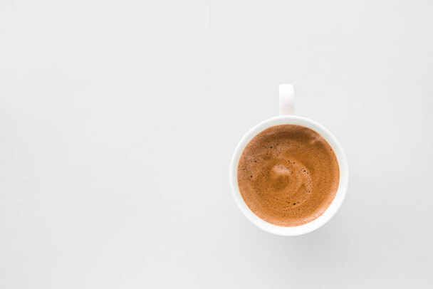 "Copa de café francés caliente como bebida de desayuno, tazas planas sobre fondo blanco" - Foto, imagen