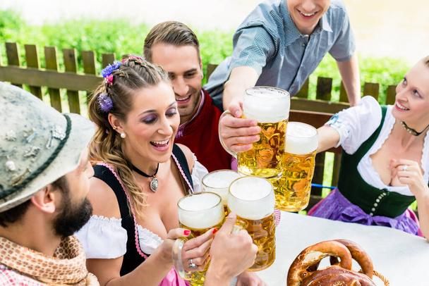 Цокаючись з пивом у Баварський pub - Фото, зображення
