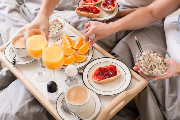 "ロマンティックな朝食のオレンジ ジュースとコーヒー" - 写真・画像