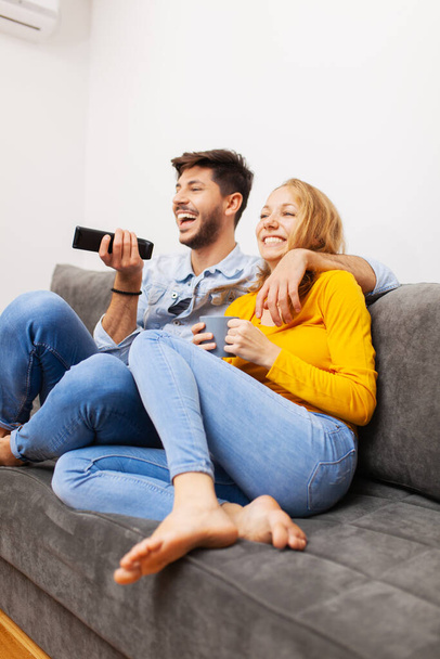 "couple in love watching tv" - Foto, imagen