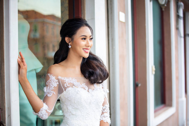 Portret van jonge aziatische vrouw in trouwjurk - Foto, afbeelding