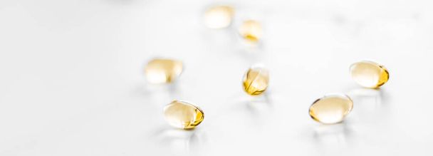 Vitamine D en gouden Omega 3 pillen voor gezonde voeding, visolie voedingssupplement pil capsules, gezondheidszorg en geneeskunde als apotheek achtergrond - Foto, afbeelding