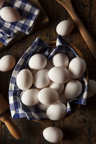 Raw Organic White Eggs - Foto, afbeelding