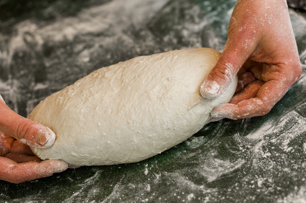 Bäcker bereitet handwerkliches Sauerteigbrot zu - Foto, Bild