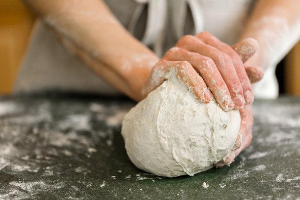 Baker préparant du pain au levain artisanal
 - Photo, image