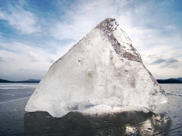 "Λάμπει σπασμένο πάγο. Ήλιος στον πάγο κρούστα αιτία ρωγμές και πάγο hummocks ωραία φόρμα" - Φωτογραφία, εικόνα