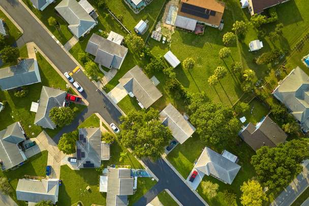 Luftaufnahme von Vorort-Privathäusern zwischen grünen Palmen in Florida ruhige ländliche Gegend. - Foto, Bild