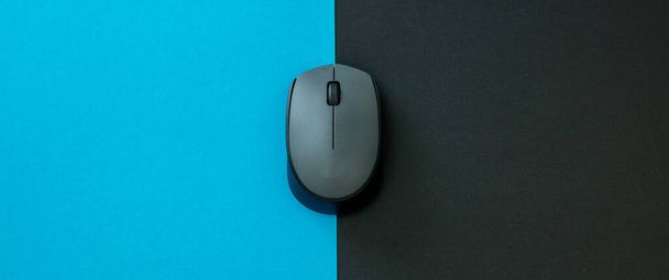 Cyber Monday Banner de venta. Ratón de ordenador sobre fondo azul y negro, espacio de copia, plantilla - Foto, imagen