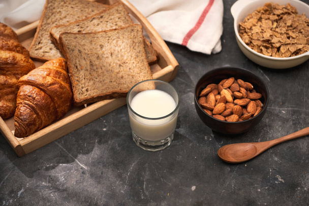 "Frühstück mit Toast und Croissant. Milch in einer Glasflasche. Guter Start in den Tag. Guten Morgen" - Foto, Bild