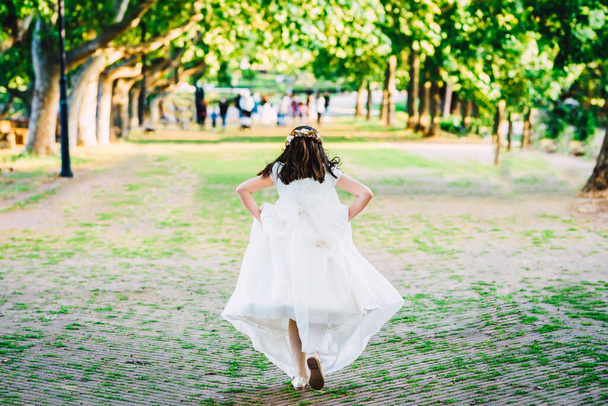 Дівчина в церковній сукні Біжить на парку - Фото, зображення