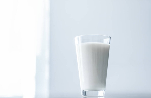 Всемирный день молока, полный стакан на мраморном столе
 - Фото, изображение