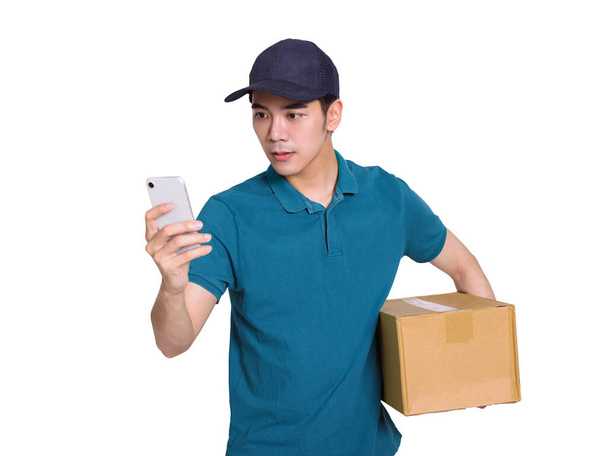 jovem correio segurando pacote e usando telefone inteligente para encontrar locais e contatos - Foto, Imagem