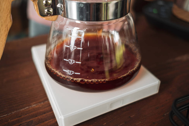 Kahve damlatan barmen ve yavaş kahve barı tarzı. - Fotoğraf, Görsel