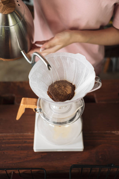 Kahve damlatan barmen ve yavaş kahve barı tarzı. - Fotoğraf, Görsel