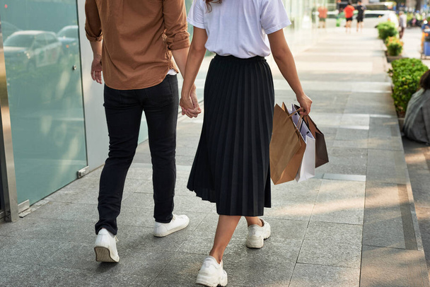 "幸せな若いカップルは都市のショッピング バッグ." - 写真・画像