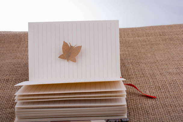 Papier découpé en forme de papillon
 - Photo, image