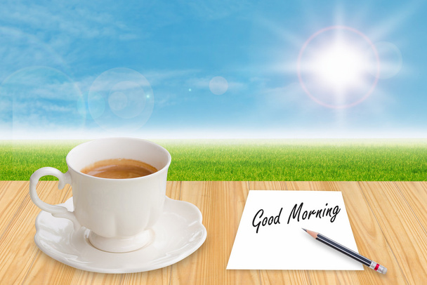 Taza de café y "Buenos días" en nota de papel
 - Foto, Imagen