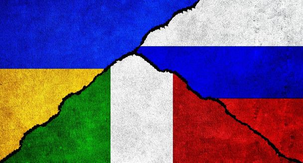 Rusia, Ucrania e Italia banderas juntas en la pared. Relaciones diplomáticas entre Rusia, Italia y Ucrania - Foto, imagen