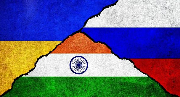 Rusland, Oekraïne en India vlag samen op de muur. Diplomatieke betrekkingen tussen Rusland, India en Oekraïne - Foto, afbeelding