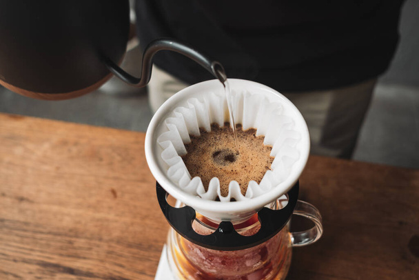 "Kahve damlatan barmen ve yavaş kahve barı tarzı." - Fotoğraf, Görsel