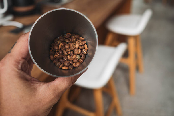 Barista tropfender Kaffee und Slow Coffee Bar Stil - Foto, Bild