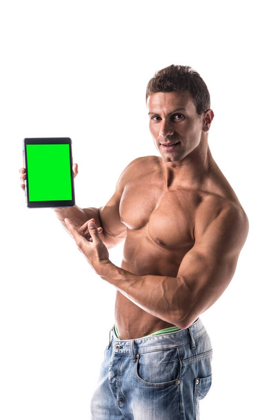 "sexy musculoso sin camisa joven sosteniendo un espacio en blanco de tablet pc" - Foto, Imagen