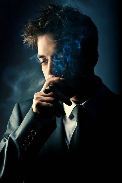 fiatal, csinos, elegáns férfi dohányzás szivar - Fotó, kép