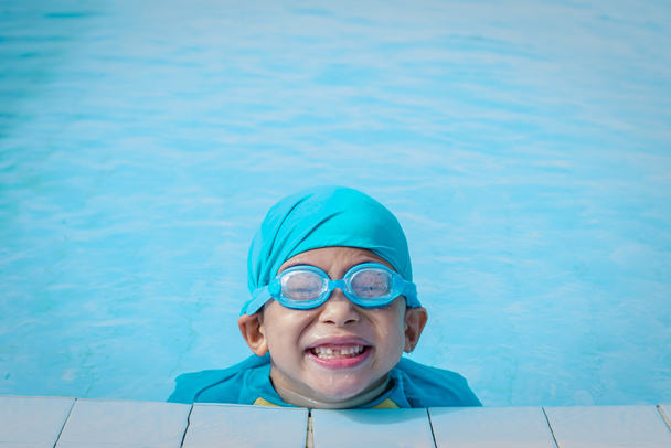 jongen in het zwembad - Foto, afbeelding