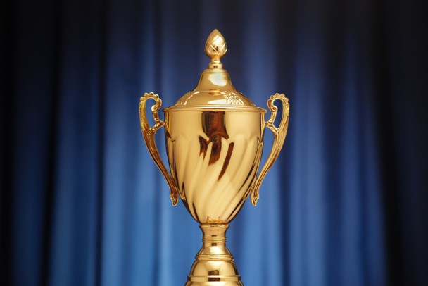 Gold Cup op donkerblauw - Foto, afbeelding