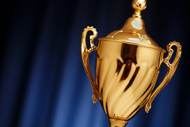 Золотий Кубок на темно-синій - Фото, зображення