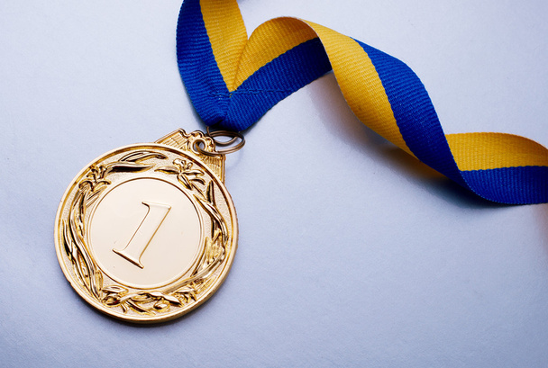 Goldmedaille auf blau - Foto, Bild