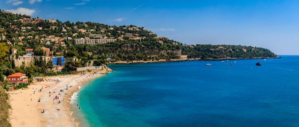Panoramiczny widok na półwysep Roquebrune Cap Martin i plażę w pobliżu Monako z turkusową wodą Morza Śródziemnego, na południe od Francji - Zdjęcie, obraz