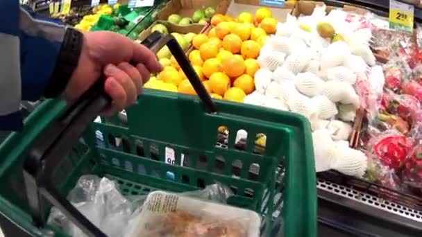 Mann kauft Lebensmittel im Inneren Preis Smart Food mit Weitwinkelaufnahme. - Filmmaterial, Video