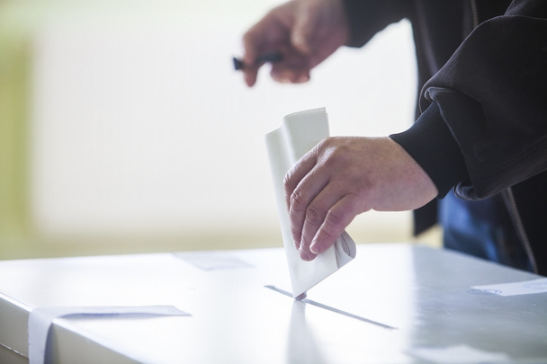 mão de votação
 - Foto, Imagem