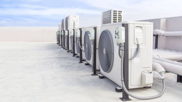 Air conditioning (HVAC) on the roof of an industrial building. - 写真・画像