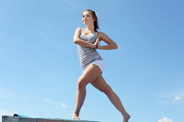 Portrait of a young woman doing exercises - Foto, Imagem