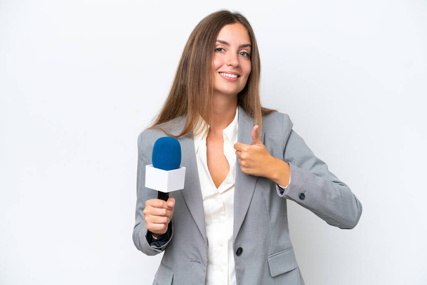 Jovem apresentador de TV mulher caucasiana isolado no fundo branco dando um gesto polegares para cima - Foto, Imagem