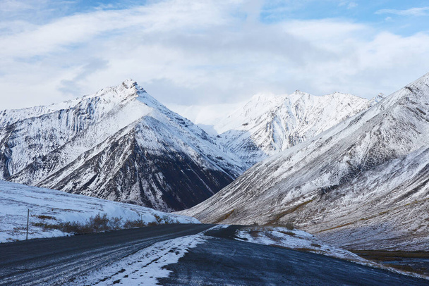 Blick auf den Dalton Highway, verschneite Berge und blauen Himmel - Foto, Bild