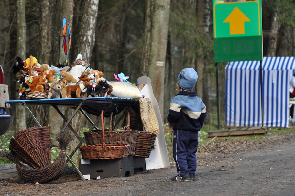 A child watching a toy stall. Wicker baskets, Bialowieza Forest. Object of desire. Children's dreams. - Photo, Image