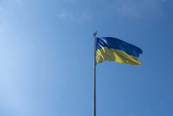 Ukrayna 'nın ulusal bayrağı mavi gökyüzüne karşı. - Fotoğraf, Görsel