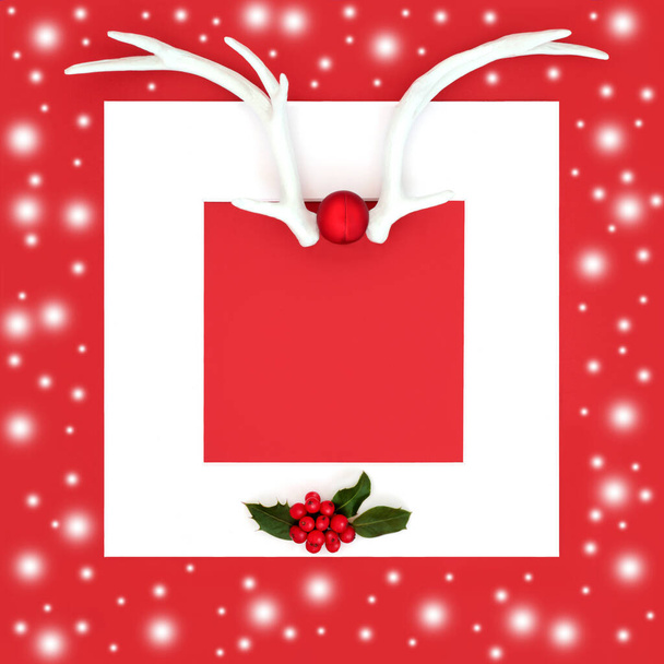 Weihnachten festlichen Geweih Hintergrund mit abstrakten Schnee und Stechpalme mit Beeren auf rot mit weißem Rahmen. Abstraktes Minimal Design für Weihnachten und Neujahr. - Foto, Bild