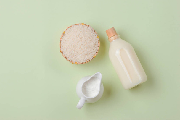 Milch und Reis in Schüssel auf hellem Hintergrund - Foto, Bild