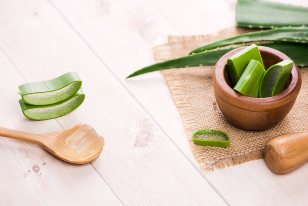"Aloe vera essential oil and aloe leaves on a white background." - Foto, imagen