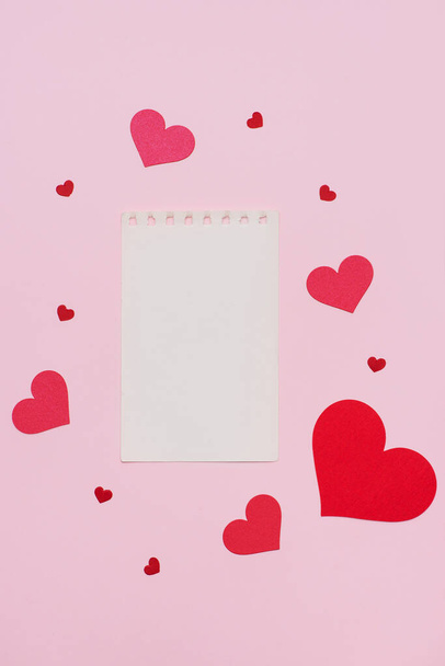 "Happy Mothers Day with blank paper and red hearts
." - Фото, изображение