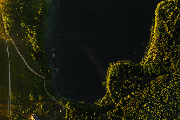 "Πάνω άποψη της λίμνης Bolta στο δάσος στις λίμνες Braslav Εθνικό Πάρκο, τα πιο όμορφα μέρη στη Λευκορωσία. Ένα νησί στη λίμνη.Λευκορωσία." - Φωτογραφία, εικόνα